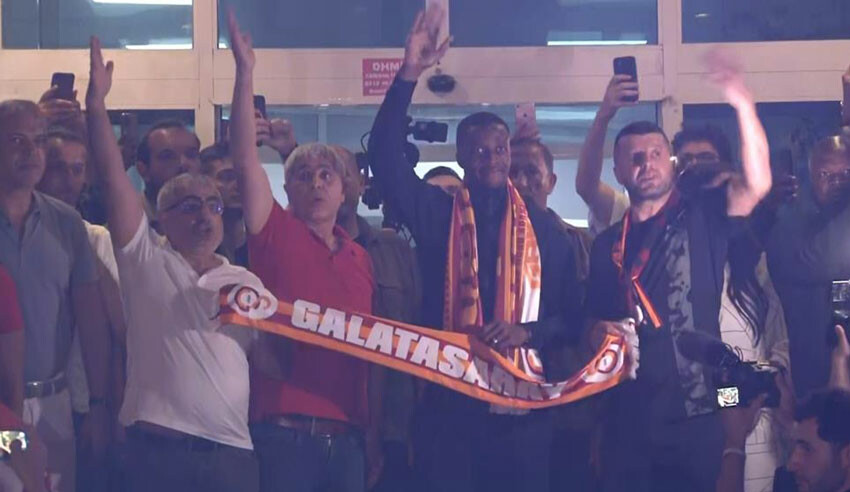 Wilfried Zaha'ya İstanbul’da coşkulu karşılama! Havaalanında Galatasaray taraftarlarına üçlü çektirdi...