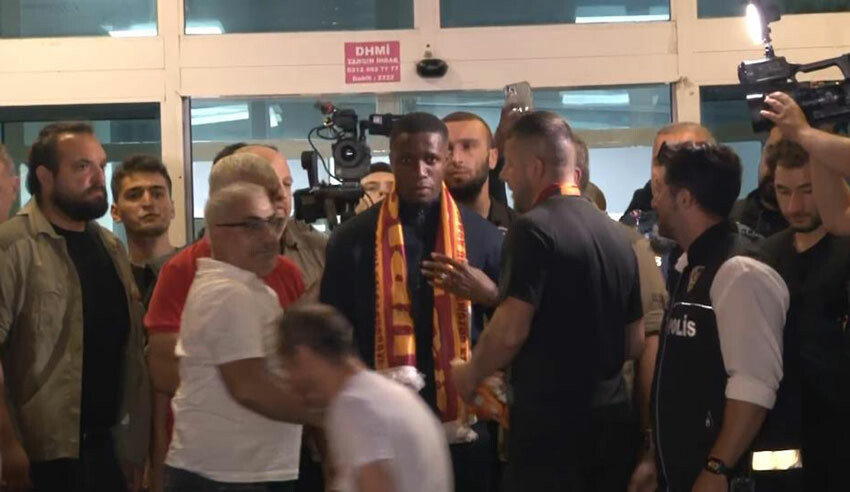 Wilfried Zaha'ya İstanbul’da coşkulu karşılama! Havaalanında Galatasaray taraftarlarına üçlü çektirdi...