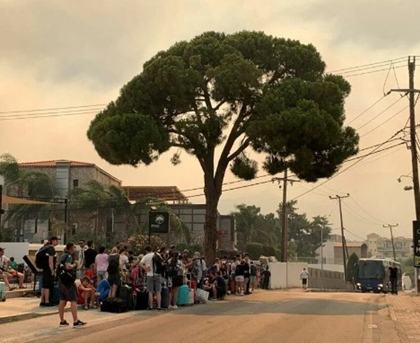 Orman yangınından kaçış! Rodos'tan 40 bin kişi tahliye edildi Orman yangınından kaçış! Rodos'tan 40 bin kişi tahliye edildi
