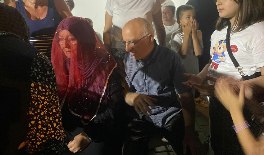 Eşine verdiği sözü 48 yıl sonra gerçekleştirdi: Damat 72 gelin 62 yaşında Eşine verdiği sözü 48 yıl sonra gerçekleştirdi: Damat 72 gelin 62 yaşında