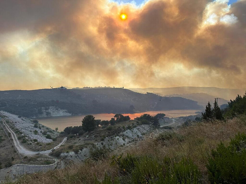 Manisa'da orman yangını evlere sıçradı Manisa'da orman yangını evlere sıçradı