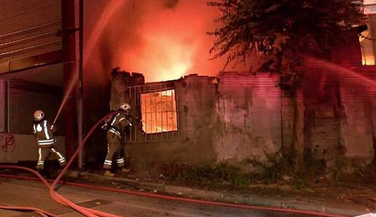 İstanbul&#039;da alevler geceyi aydınlattı! Kısa süre içerisinde büyüdü