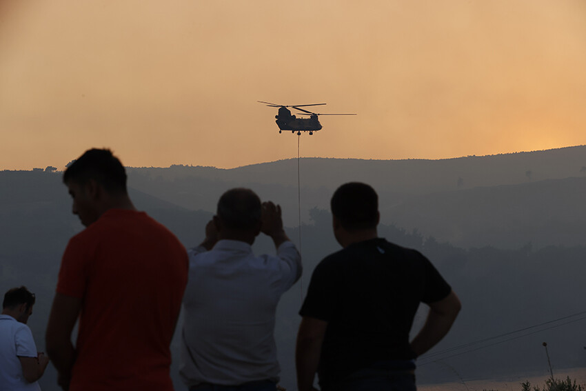 Manisa'da orman yangını evlere sıçradı Manisa'da orman yangını evlere sıçradı