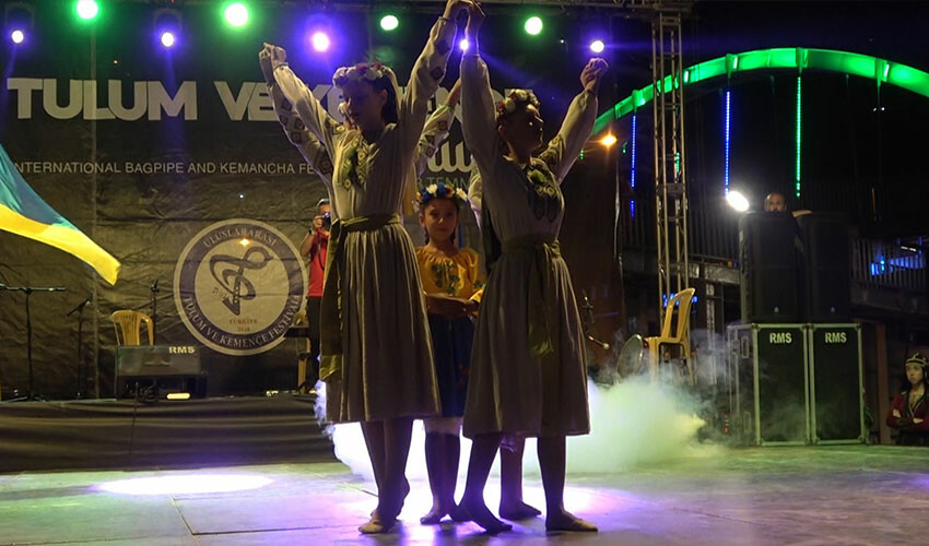 Festivalde duygu dolu anlar: Ukraynalı minik dansçı gözyaşlarına hakim olamadı Festivalde duygu dolu anlar: Ukraynalı minik dansçı gözyaşlarına hakim olamadı