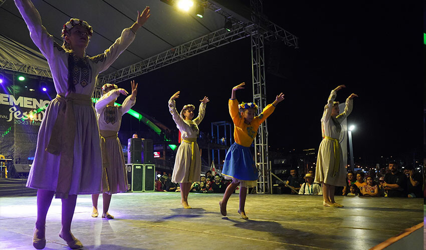 Festivalde duygu dolu anlar: Ukraynalı minik dansçı gözyaşlarına hakim olamadı Festivalde duygu dolu anlar: Ukraynalı minik dansçı gözyaşlarına hakim olamadı