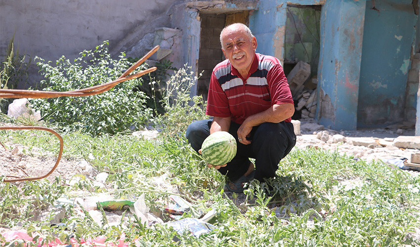 Aylar sonra enkazın altından çıktı, görenler hayretle bakıp kaldı
