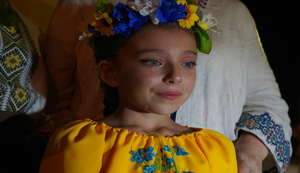 Festivalde duygu dolu anlar: Ukraynalı minik dansçı gözyaşlarına hakim olamadı Festivalde duygu dolu anlar: Ukraynalı minik dansçı gözyaşlarına hakim olamadı