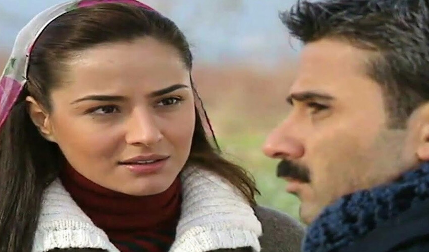Kınalı Kar, dizisinde Özlem Conker oyunculuğuyla adından söz ettiriyordu