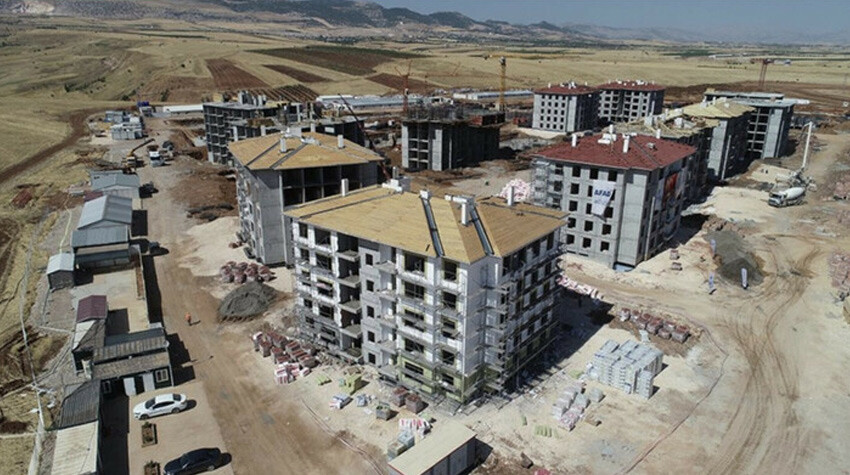 Deprem konutlarında çalışmalar tam gaz: Dış cephe işlemlerine geçildi