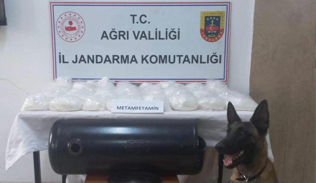 Otomobilin gaz tankında 32 kilo uyuşturucu ele geçirildi Otomobilin gaz tankında 32 kilo uyuşturucu ele geçirildi