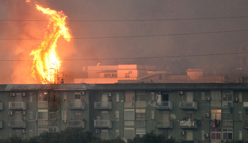 İtalya'da yangın büyüyor: Alevler havalimanına yaklaştı, uçuşlar durduruldu