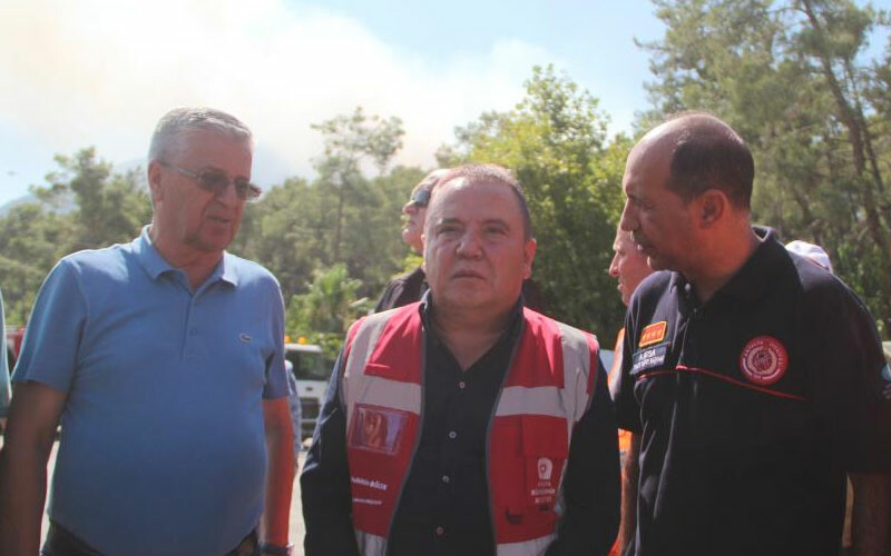 Ciğerlerimiz yanıyor! Antalya Kemer'de orman yangını saatlerdir sürüyor Ciğerlerimiz yanıyor! Antalya Kemer'de orman yangını saatlerdir sürüyor