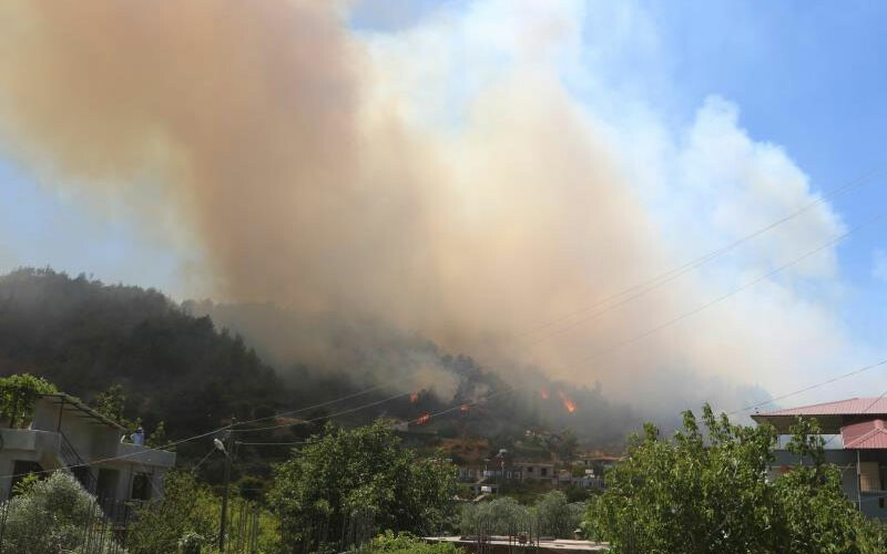 Hatay’da yerleşim yerlerine yakın bölgede korkutan yangın!