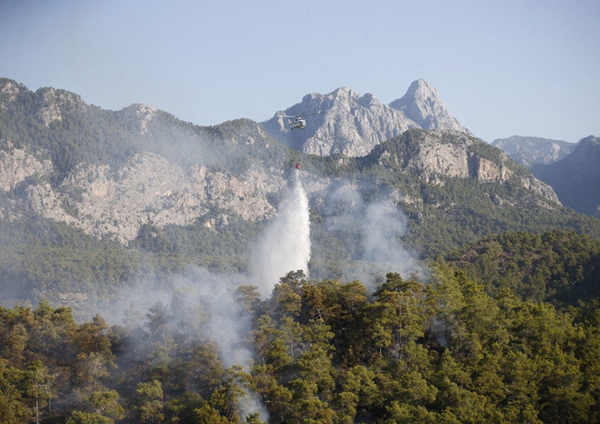 Bakan Ersoy yerinde açıkladı: Kemer’deki orman yangını yerleşim yerine sıçramış değil