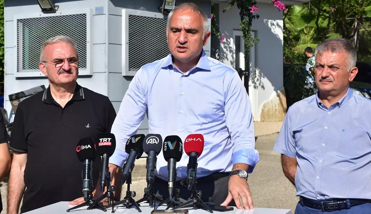 Bakan Ersoy yerinde açıkladı: Kemer’deki orman yangını yerleşim yerine sıçramış değil Bakan Ersoy yerinde açıkladı: Kemer’deki orman yangını yerleşim yerine sıçramış değil