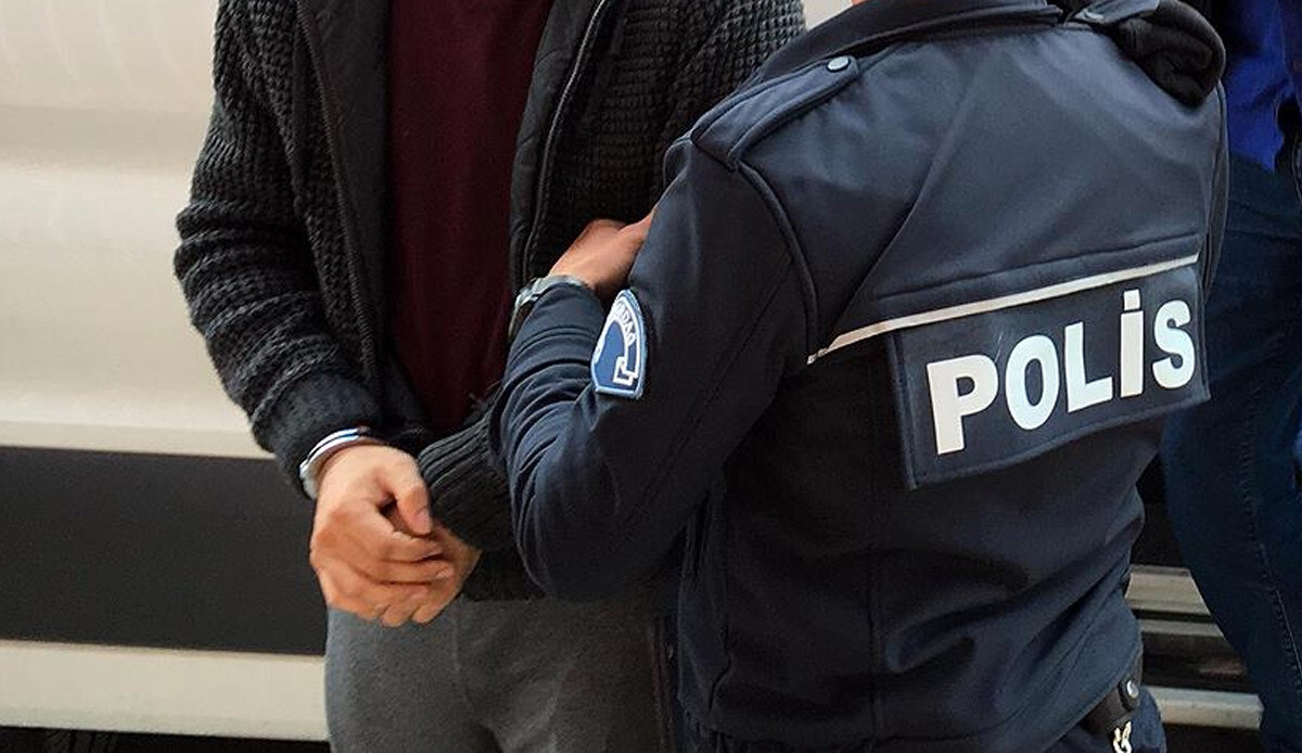 Samsun'da doktora silah çekerek tehdit eden hasta yakını gözaltında Samsun'da doktora silah çekerek tehdit eden hasta yakını gözaltında