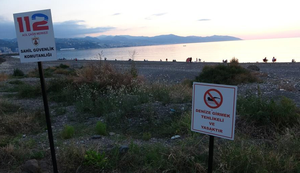 Trabzon’da yasak tabelası olmasına rağmen yine de denize giriyorlar Trabzon’da yasak tabelası olmasına rağmen yine de denize giriyorlar