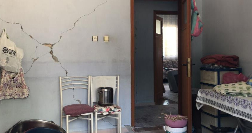 Adana'daki 5.5'lik depremde köy büyük hasar gördü Adana'daki 5.5'lik depremde köy büyük hasar gördü