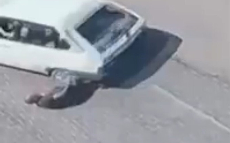 Kontrolden çıkan araç karşıya geçmek için bekleyen yayayı ezdi