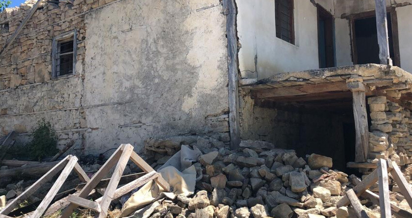 Adana'daki 5.5'lik depremde köy büyük hasar gördü Adana'daki 5.5'lik depremde köy büyük hasar gördü