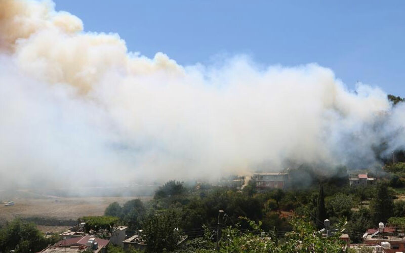 Hatay’da yerleşim yerlerine yakın bölgede korkutan yangın!