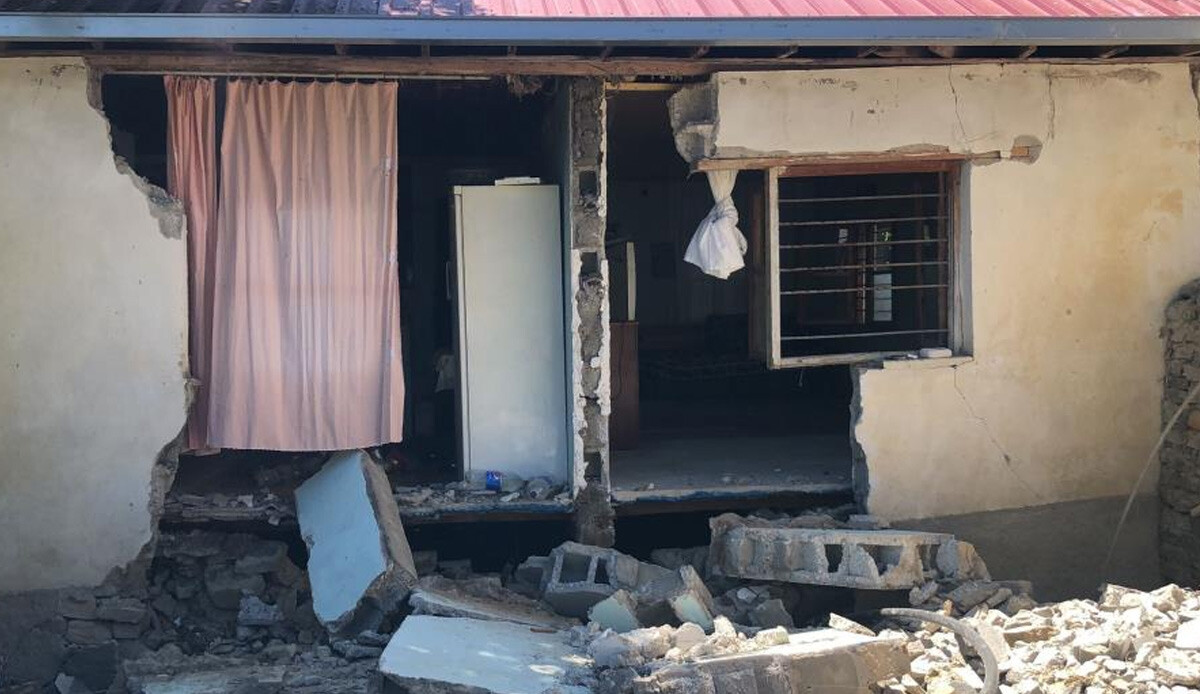 Adana'daki 5.5'lik depremde köy büyük hasar gördü Adana'daki 5.5'lik depremde köy büyük hasar gördü