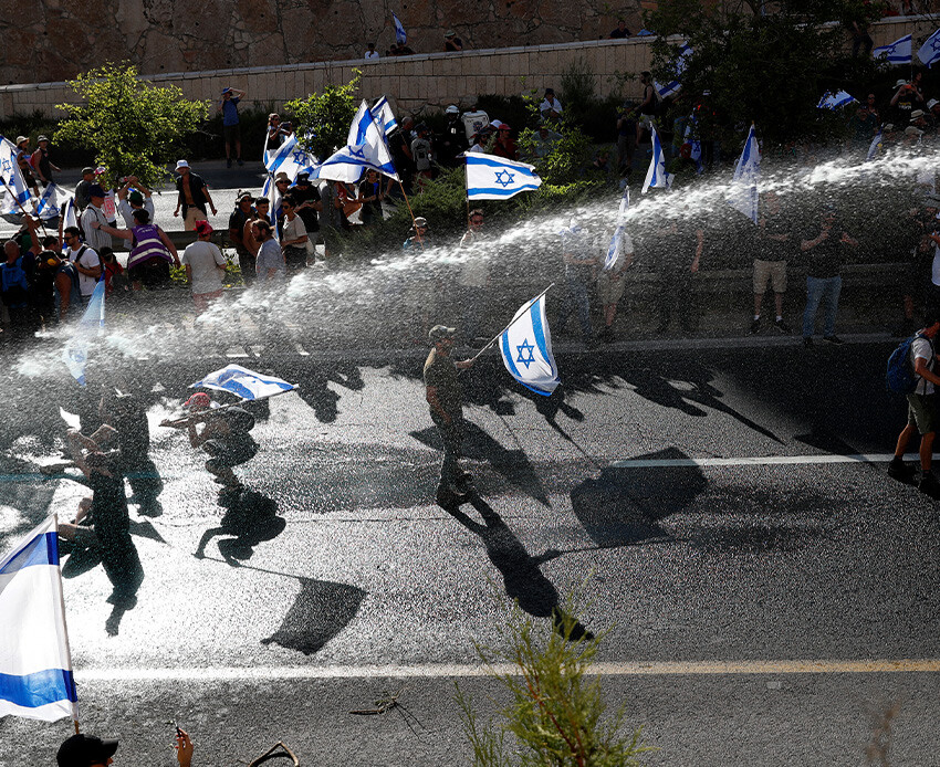 İsrail’de tartışmalı yasa tasarısının onaylandı, sokaklar karıştı!