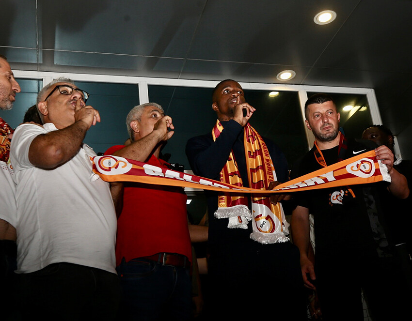 Zaha'nın Sakatlıkları Galatasaray'ı Korkutuyor:  Zaha'nın Sakatlıkları Galatasaray'ı Korkutuyor: