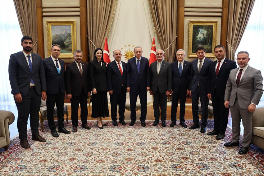 İYİ Parti'den AK Parti'ye geçen Aytekin Kaya'ya rozetini Cumhurbaşkanı Erdoğan taktı İYİ Parti'den AK Parti'ye geçen Aytekin Kaya'ya rozetini Cumhurbaşkanı Erdoğan taktı