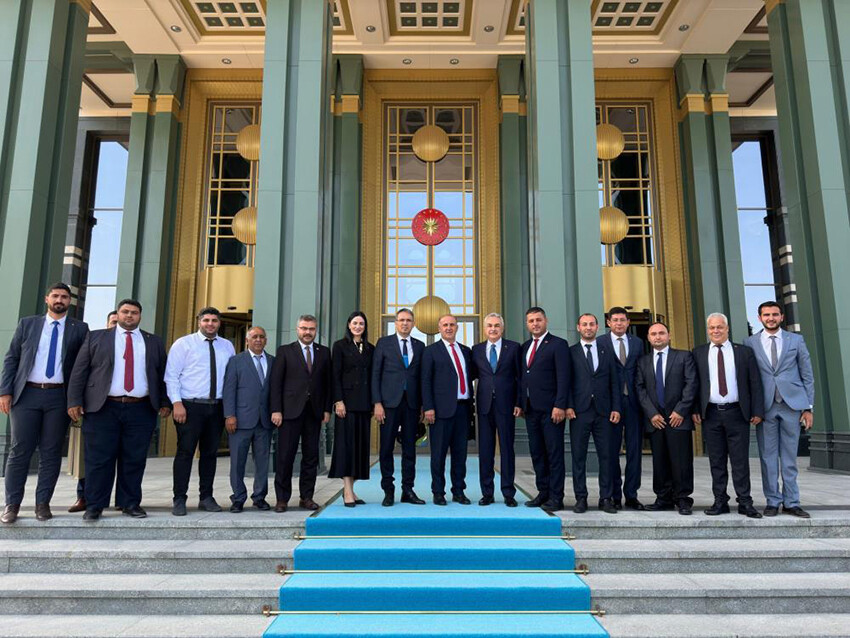 İYİ Parti'den AK Parti'ye geçen Aytekin Kaya'ya rozetini Cumhurbaşkanı Erdoğan taktı İYİ Parti'den AK Parti'ye geçen Aytekin Kaya'ya rozetini Cumhurbaşkanı Erdoğan taktı