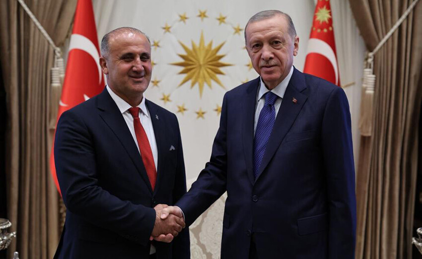 İYİ Parti'den AK Parti'ye geçen Aytekin Kaya'ya rozetini Cumhurbaşkanı Erdoğan taktı İYİ Parti'den AK Parti'ye geçen Aytekin Kaya'ya rozetini Cumhurbaşkanı Erdoğan taktı