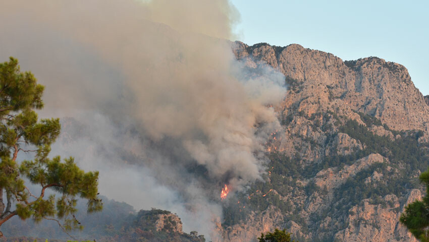 Kemer'deki yangının etrafı çevrildi! Ekiplerin havadan ve karadan müdahalesi sürüyor