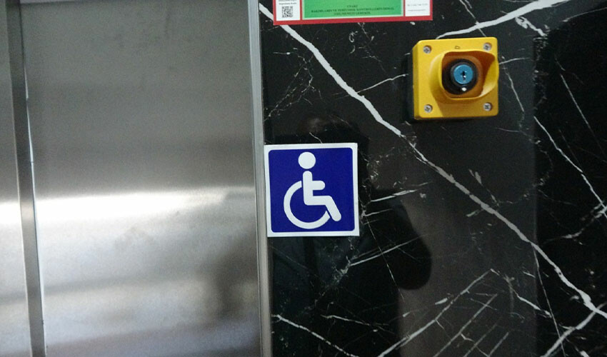 Bozulan asansör engelli vatandaşın kabusu oldu: 45 gündür kendi evimde açık cezaevi hayatı yaşıyorum