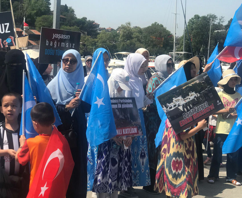 Uygur Türkleri'nden Çin Dışişleri Bakanı'na Elişku Katliamı protestosu