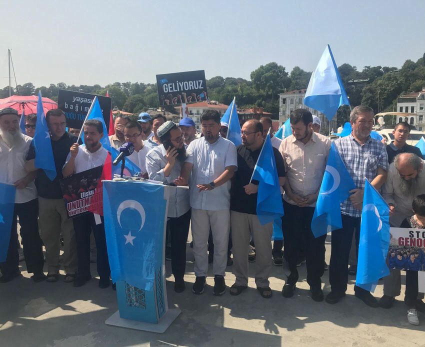 Uygur Türkleri'nden Çin Dışişleri Bakanı'na Elişku Katliamı protestosu