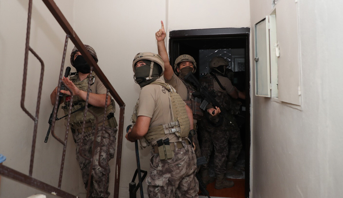 Mersin'de 'tefecilere' eş zamanlı operasyon! 4 kişi gözaltına alındı Mersin'de 'tefecilere' eş zamanlı operasyon! 4 kişi gözaltına alındı