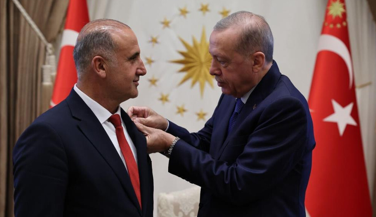 İYİ Parti'den AK Parti'ye geçen Aytekin Kaya'ya rozetini Cumhurbaşkanı Erdoğan taktı İYİ Parti'den AK Parti'ye geçen Aytekin Kaya'ya rozetini Cumhurbaşkanı Erdoğan taktı