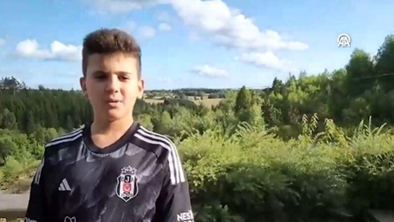 Gurbetçi çocuğun vatan sevgisi sosyal medyada gündem oldu! Türk bayrağını görünce sevinçten böyle ağladı... Hüseyin Temel- Türk bayrağını görünce ağlayan çocuk