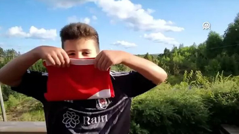 Gurbetçi çocuğun vatan sevgisi sosyal medyada gündem oldu! Türk bayrağını görünce sevinçten böyle ağladı... Gurbetçi çocuğun vatan sevgisi sosyal medyada gündem oldu! Türk bayrağını görünce sevinçten böyle ağladı...