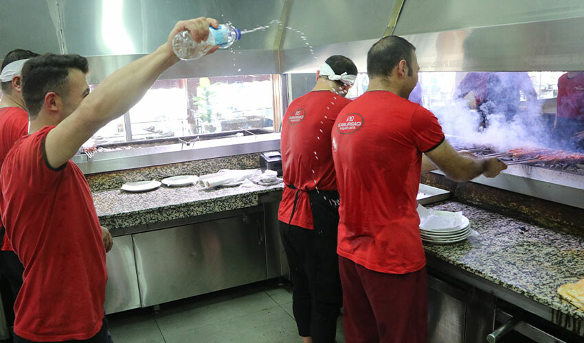 Sıcaklık 44 dereceyi buldu, asfalta kırılan yumurta 10 dakikada pişti! Kebapçılar böyle serinledi