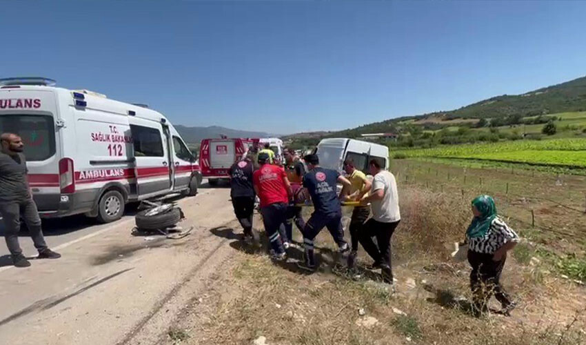 Kontrolden çıkan otomobil park halindeki minibüse çarptı: Ölü ve yaralılar var Kontrolden çıkan otomobil park halindeki minibüse çarptı: Ölü ve yaralılar var