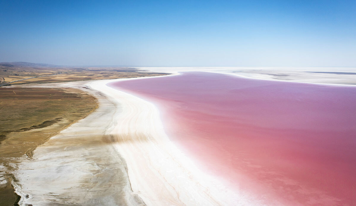 Pembe renge bürünen tuz gölü ziyaretçilerine görsel şölen sunuyor