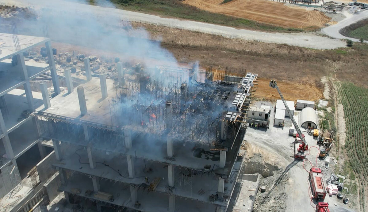 İnşaatta korkutan yangın: Dumanlar her yeri sardı!