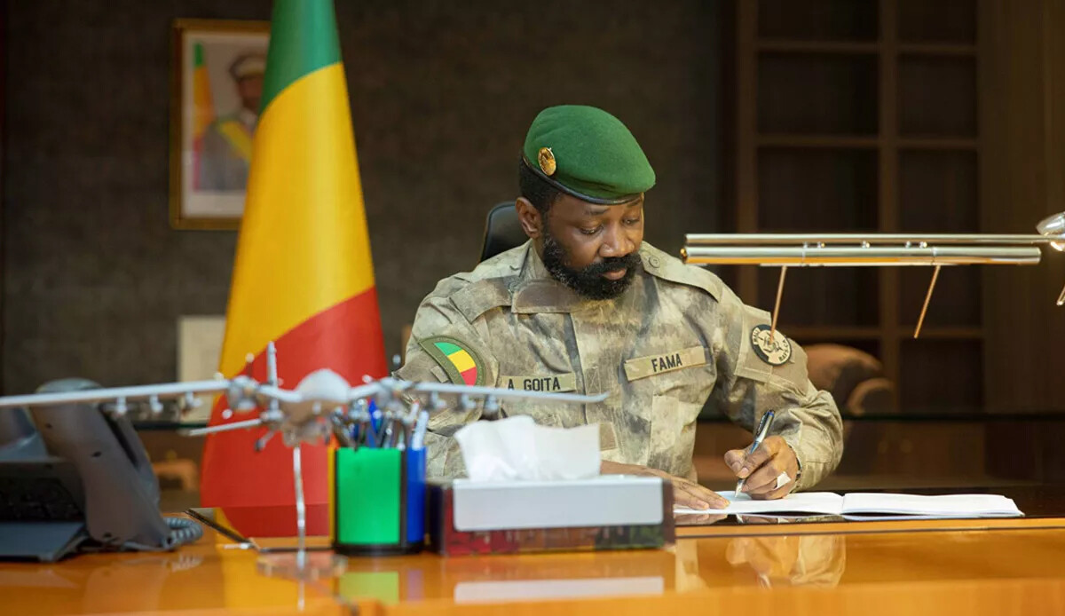 Mali yeni anayasasına imzayı attı, masadaki Bayraktar mesajı dikkat çekti