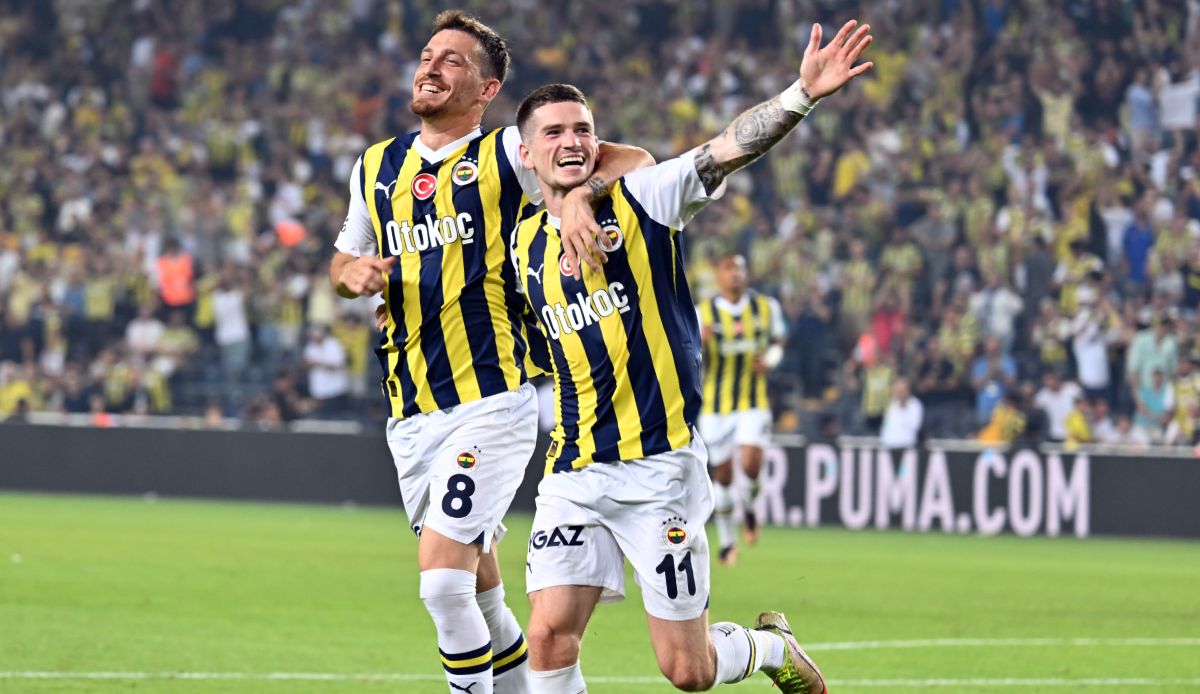 Fenerbahçe'den bir ilk: Resmi maçta ilk kez 5 yıldız kullanıldı Fenerbahçe'den bir ilk: Resmi maçta ilk kez 5 yıldız kullanıldı