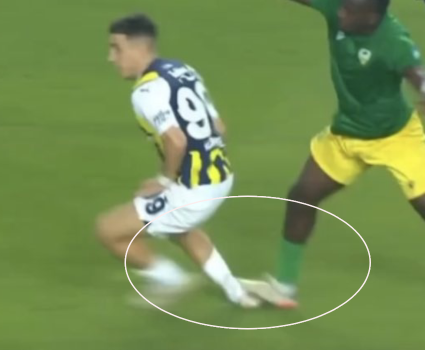 Fenerbahçe'de korkutan sakatlık! Oyuna girdi 10 dakika sonra çıktı Fenerbahçe'de korkutan sakatlık! Oyuna girdi 10 dakika sonra çıktı