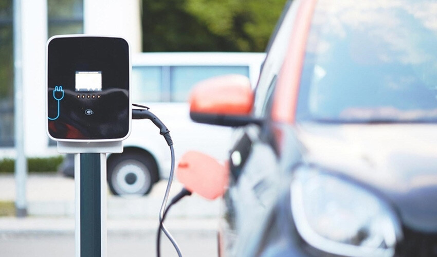 <p>Avrupa Birliği başta olmak üzere dünyanın dört bir yanında hükümetler arası yapılan 'çevre' anlaşmaları doğrultusunda içten yanmalı motora sahip arabalar, yerini yavaş yavaş daha çevreci olan elektrikli otomobil modellerine bırakmaya başladı. Henüz ülkemizde elektrikli otomobil kullanıma pek de yaygın olmasa da şarj istasyonu ağlarının git gide genişlemesiyle vatandaşlar da elektrikli otomobillere göz kırpıyor. Haliyle elektrikli araba satışları her geçen gün biraz biraz artıyor. </p>