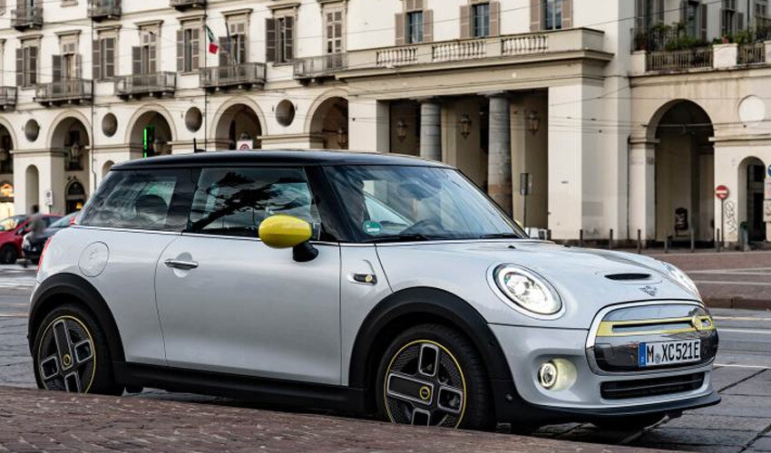 <h3><strong>MINI COOPER ELEKTRİKLİ GÜNCEL FİYAT LİSTESİ TEMMUZ 2023</strong></h3><p>-MINI Cooper SE Otomatik - 184 BG - Inspired: 1.390.531 TL</p>