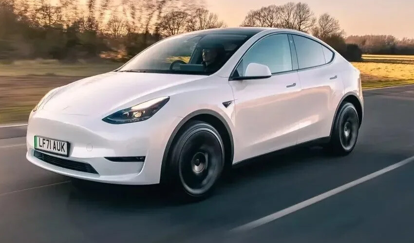 <h3><strong>TESLA GÜNCEL FİYAT LİSTESİ </strong></h3><p>-Tesla Model Y - Arkadan itiş: 2.225.322 TL</p><p>-Model Y Long Range - Çift motorlu dört çeker: 2.327.238 TL</p><p>-Model Y Performance - Çift motorlu dört çeker: 2.726.957 TL</p>