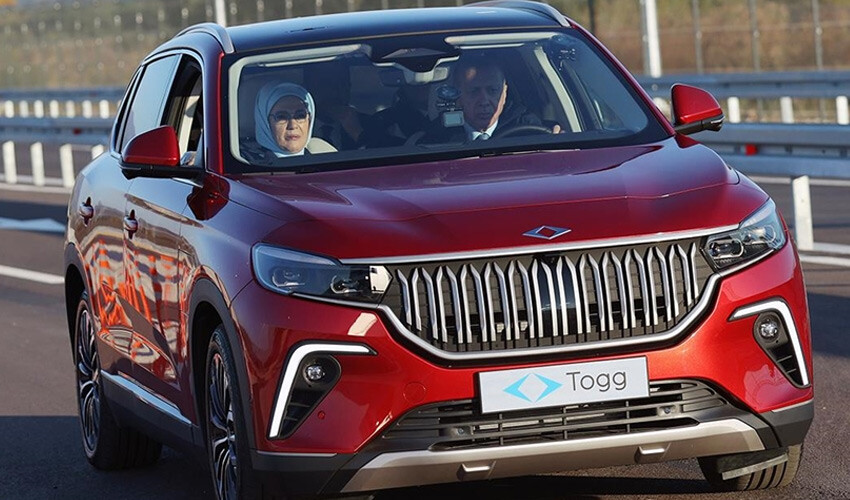 <p>Türkiye'nin ilk yerli elektrikli otomobili Togg'un da geçtiğimiz bahar döneminde piyasaya sürüldüğünü hatırlatalım. Togg'un yanı sıra birçok şirket de elektrikli araçlar için harekete geçti ve devasa yatırımlar sürüyor. Otomotiv Distribütörleri ve Mobilite Derneği’nden (ODMD) alınan verilere göre, Türkiye'de yılın ilk yarısında (Ocak - Temmuz 2023) satılan otomobillerin yüzde 70,8'i benzinli; yüzde 17,1'i dizel; yüzde 9,5'ini hibrit; yüzde 1,8'i oto gazlı olurken, 2 bin 532 adet elektrikli otomobil satışı gerçekleşti. </p>